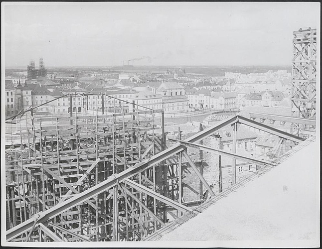 Fotografie z realizacji odbudowy Teatru Wielkiego ze zniszczeń wojennych.