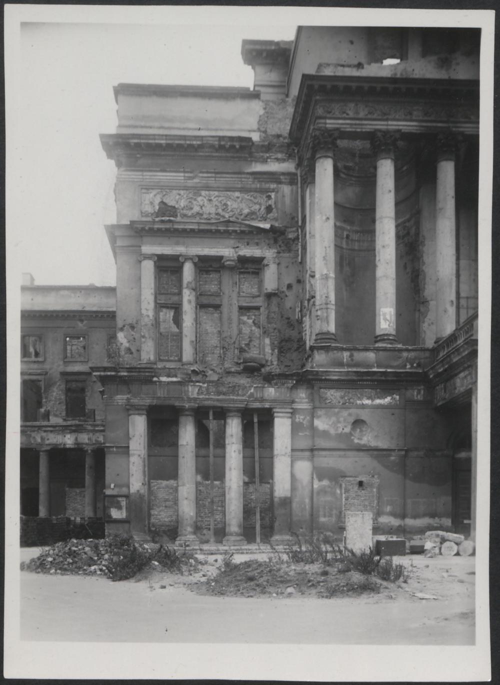 Dokumentacja fotograficzna dot. inwentaryzacji zniszczeń wojennych Teatru Wielkiego (1950)