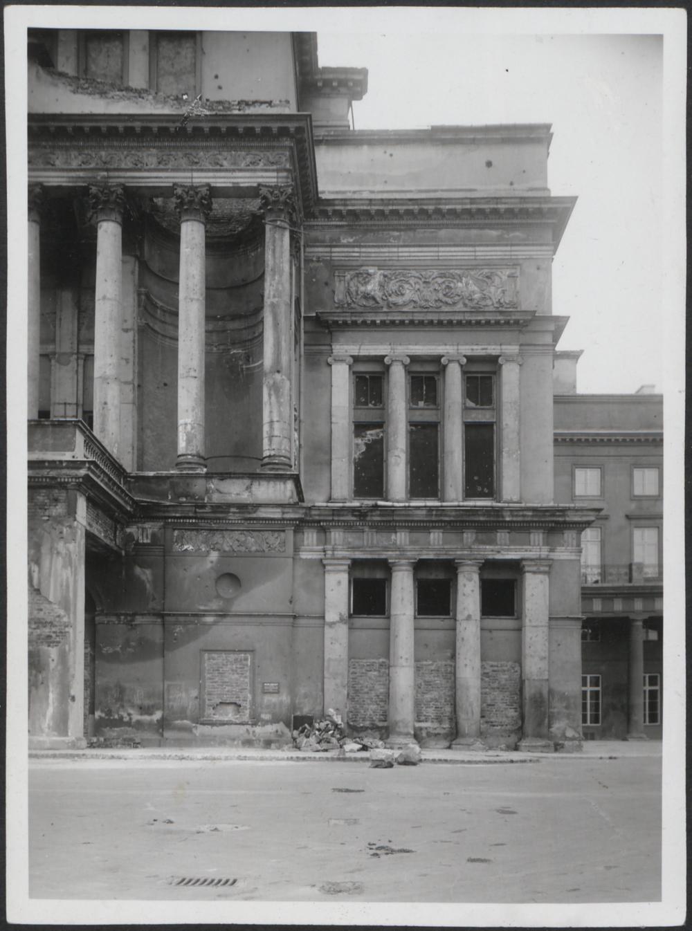 Dokumentacja fotograficzna dot. inwentaryzacji zniszczeń wojennych Teatru Wielkiego (1950)