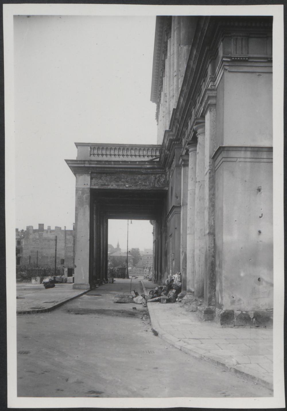 Dokumentacja fotograficzna dot. inwentaryzacji zniszczeń wojennych Teatru Wielkiego (1950)