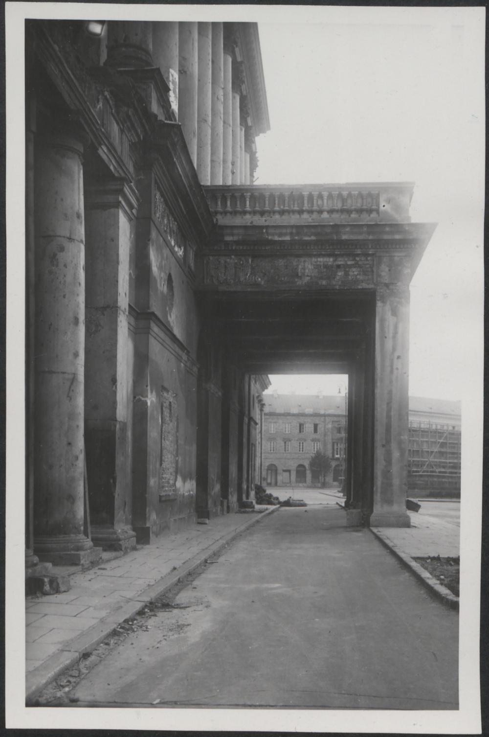 Dokumentacja fotograficzna dot. inwentaryzacji zniszczeń wojennych Teatru Wielkiego (1950)