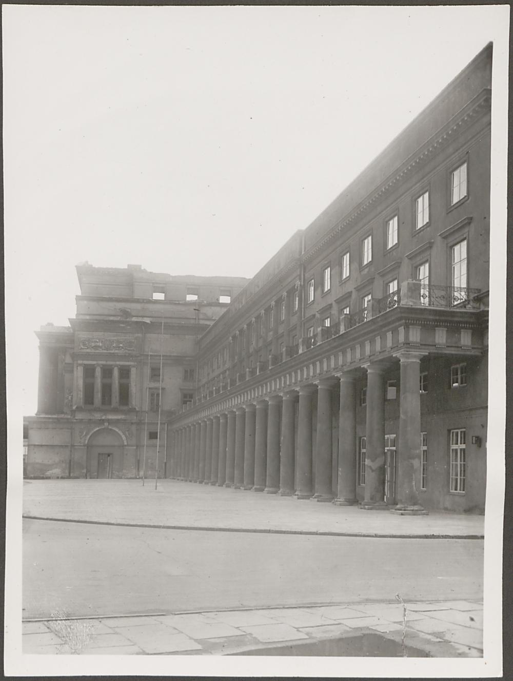 Dokumentacja fotograficzna dot. inwentaryzacji zniszczeń wojennych Teatru Wielkiego (1950)