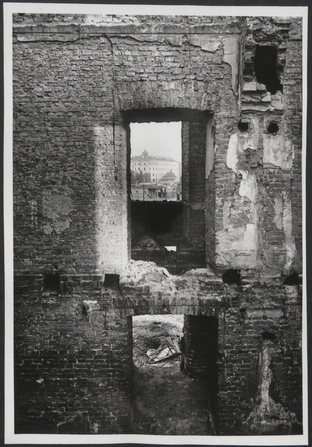 Dokumentacja fotograficzna dot. inwentaryzacji zniszczeń wojennych Teatru Wielkiego (1950)