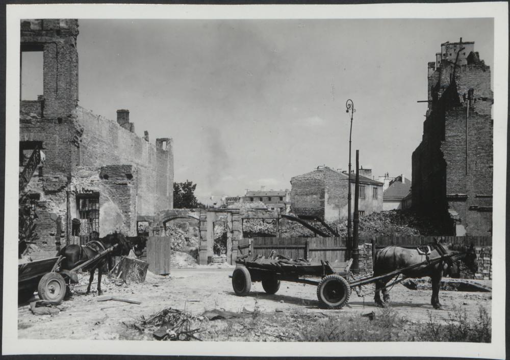 Dokumentacja fotograficzna dot. inwentaryzacji zniszczeń wojennych Teatru Wielkiego (1950)