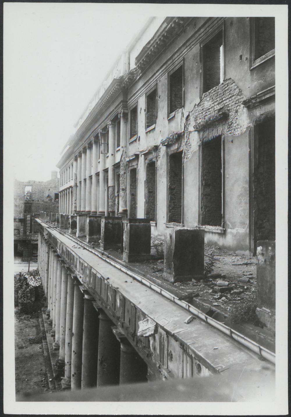 Dokumentacja fotograficzna dot. inwentaryzacji zniszczeń wojennych Teatru Wielkiego (1950)