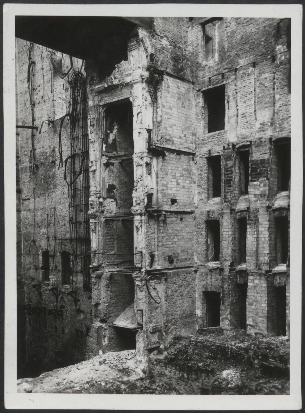 Dokumentacja fotograficzna dot. inwentaryzacji zniszczeń wojennych Teatru Wielkiego (1950)