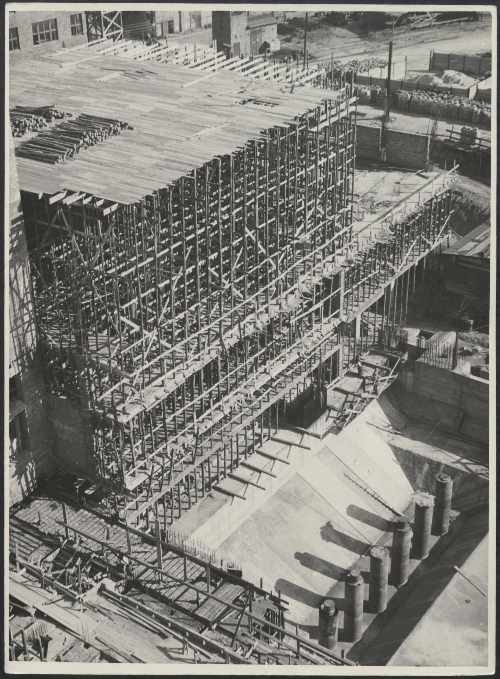 Fotografie z realizacji odbudowy Teatru Wielkiego ze zniszczeń wojennych.