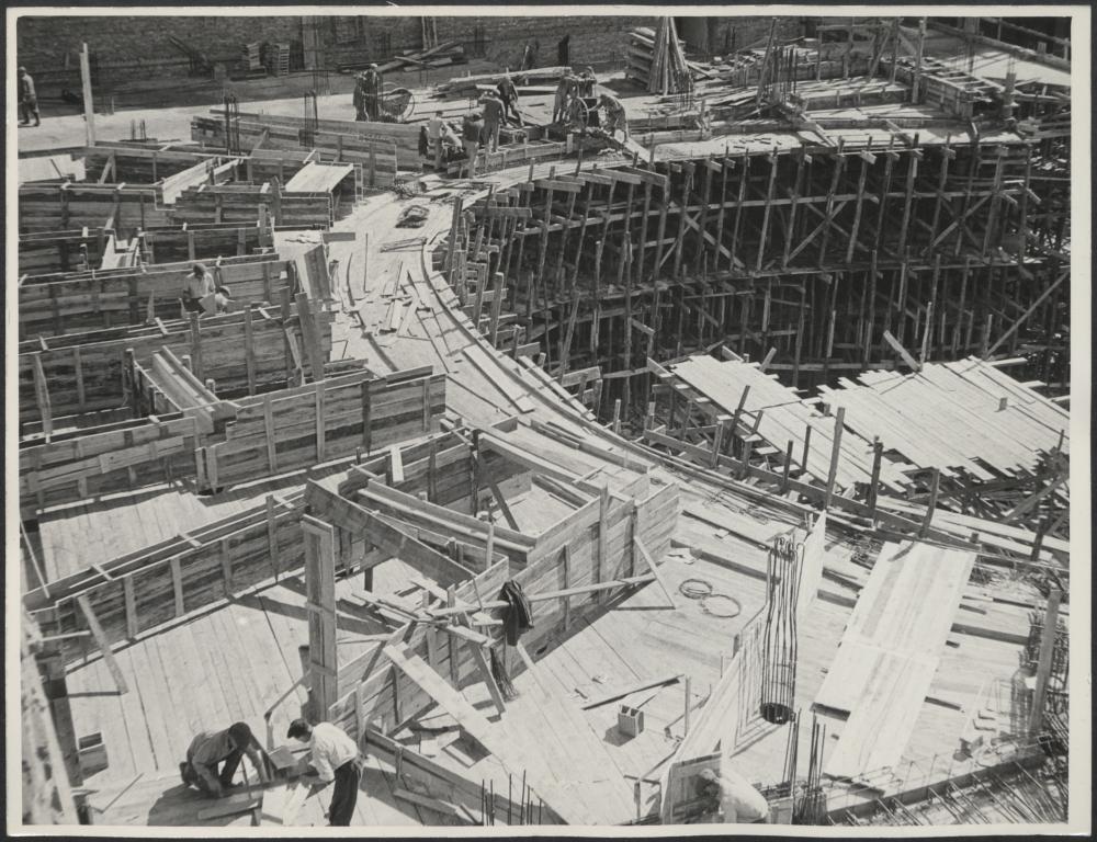 Fotografie z realizacji odbudowy Teatru Wielkiego ze zniszczeń wojennych.