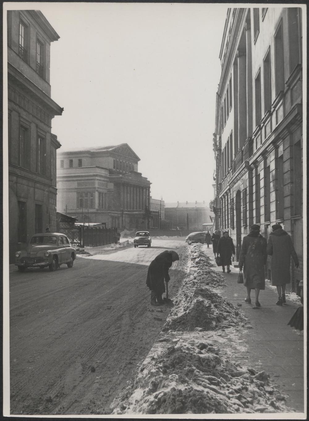 Fotografie z realizacji odbudowy Teatru Wielkiego ze zniszczeń wojennych.