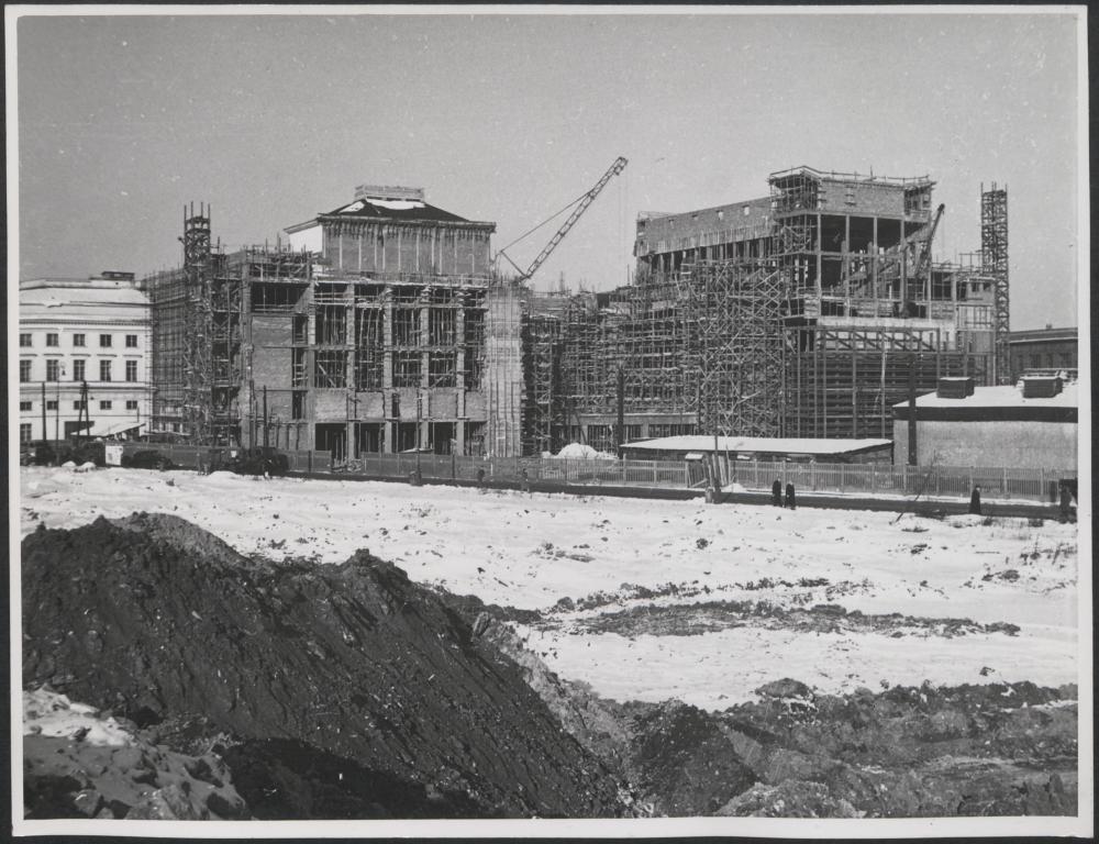 Fotografie z realizacji odbudowy Teatru Wielkiego ze zniszczeń wojennych.