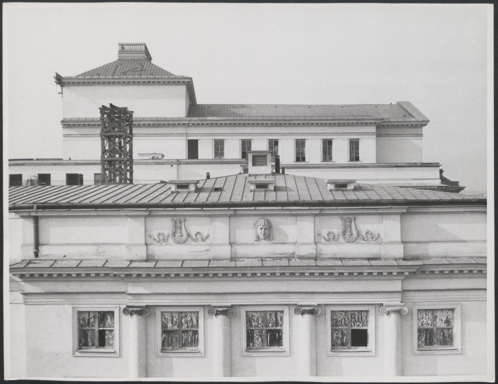 Fotografie z realizacji odbudowy Teatru Wielkiego ze zniszczeń wojennych.