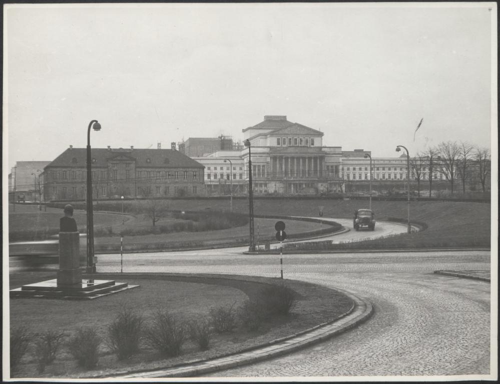 Fotografie z realizacji odbudowy Teatru Wielkiego ze zniszczeń wojennych.