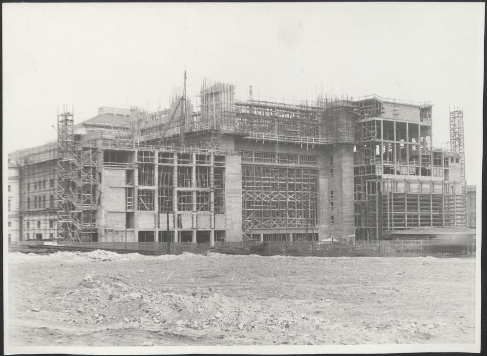 Fotografie z realizacji odbudowy Teatru Wielkiego ze zniszczeń wojennych.