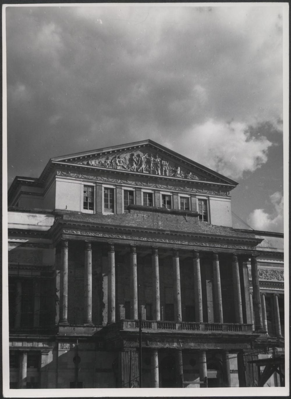 Fotografie z realizacji odbudowy Teatru Wielkiego ze zniszczeń wojennych.