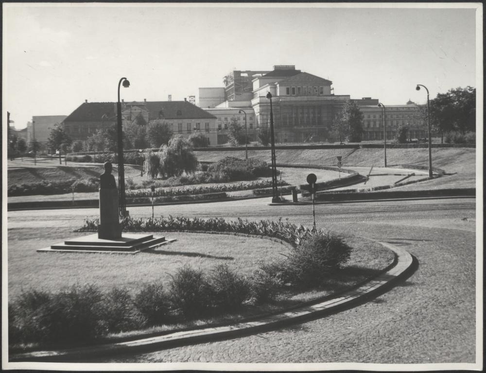 Fotografie z realizacji odbudowy Teatru Wielkiego ze zniszczeń wojennych.