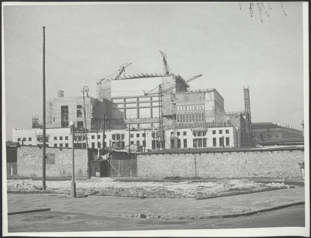 Fotografie z realizacji odbudowy Teatru Wielkiego ze zniszczeń wojennych.