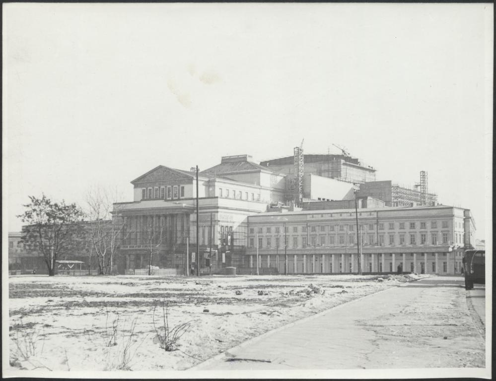 Fotografie z realizacji odbudowy Teatru Wielkiego ze zniszczeń wojennych.