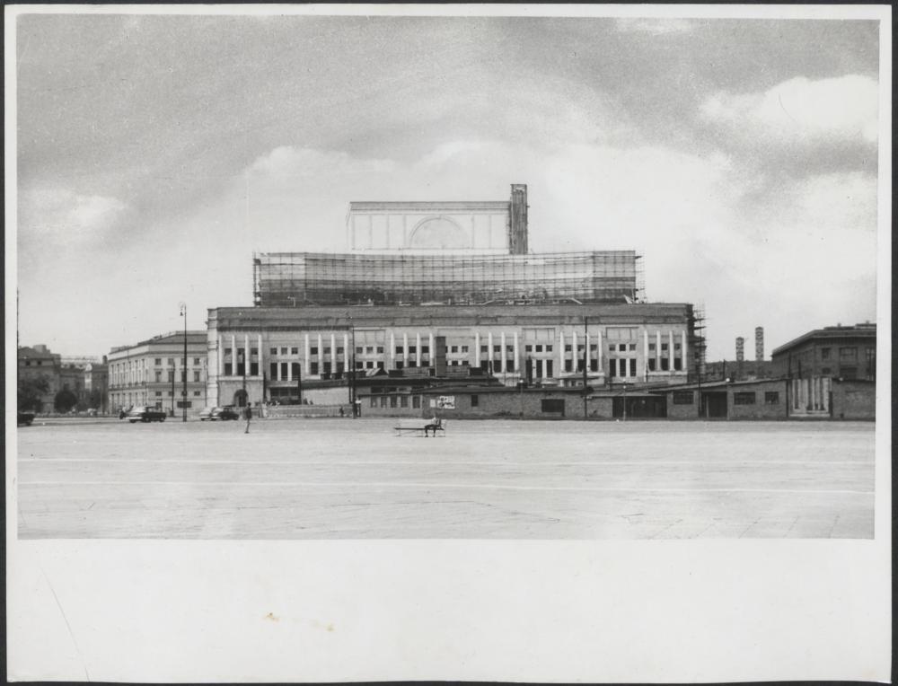 Fotografie z realizacji odbudowy Teatru Wielkiego ze zniszczeń wojennych.