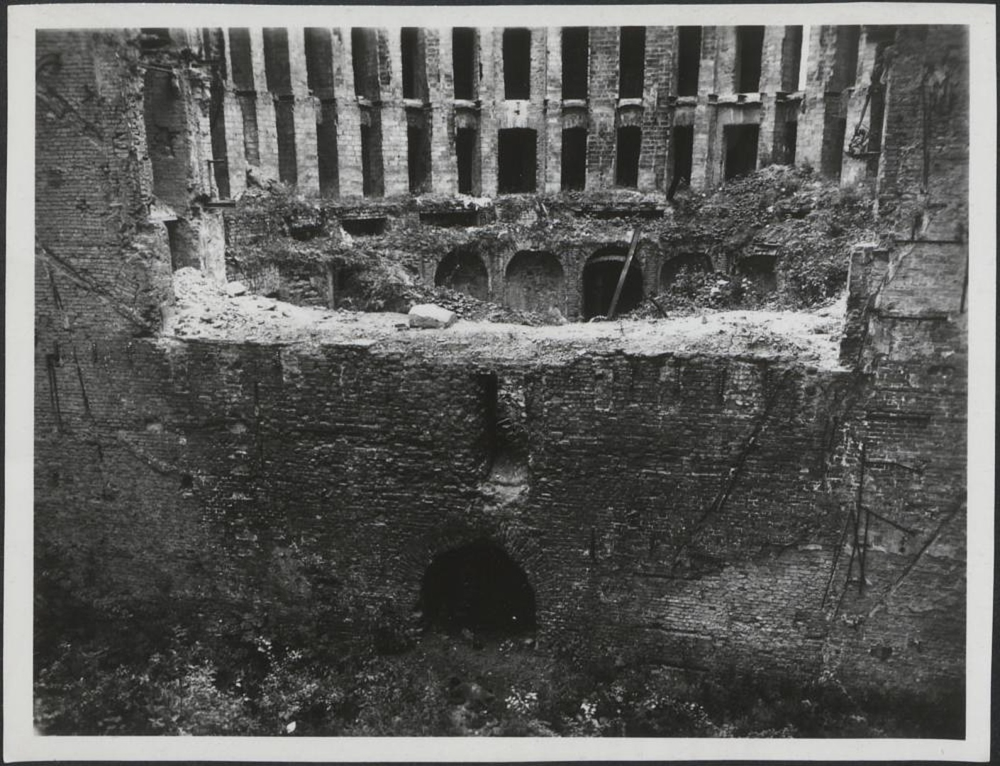 Dokumentacja fotograficzna dot. inwentaryzacji zniszczeń wojennych Teatru Wielkiego (1950)