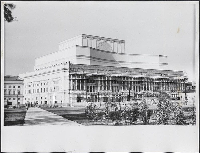 Fotografie z realizacji odbudowy Teatru Wielkiego ze zniszczeń wojennych.