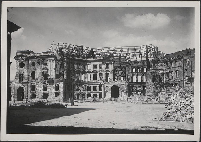 Dokumentacja fotograficzna dot. inwentaryzacji zniszczeń wojennych Teatru Wielkiego (1950)