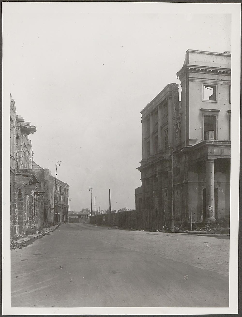 Dokumentacja fotograficzna dot. inwentaryzacji zniszczeń wojennych Teatru Wielkiego (1950)