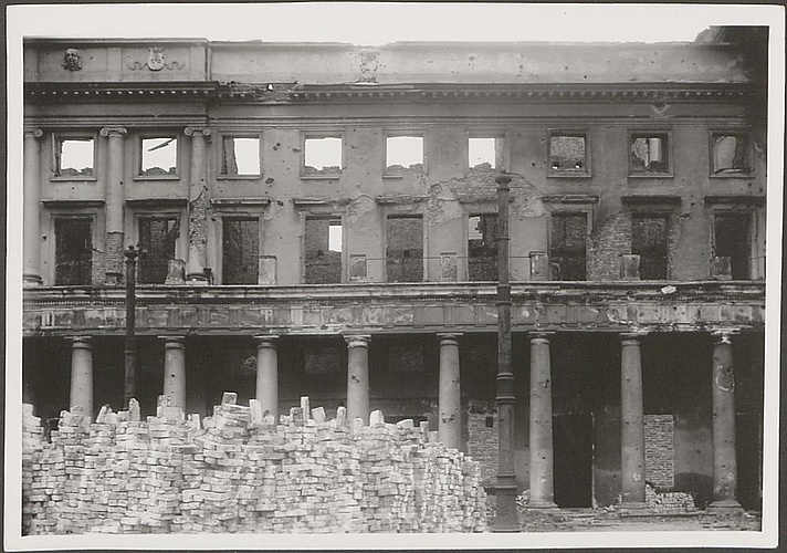 Dokumentacja fotograficzna dot. inwentaryzacji zniszczeń wojennych Teatru Wielkiego (1950)