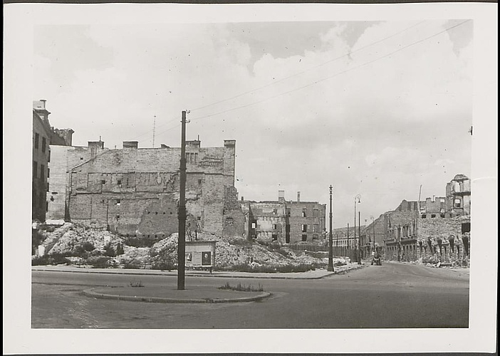 Dokumentacja fotograficzna dot. inwentaryzacji zniszczeń wojennych Teatru Wielkiego (1950)