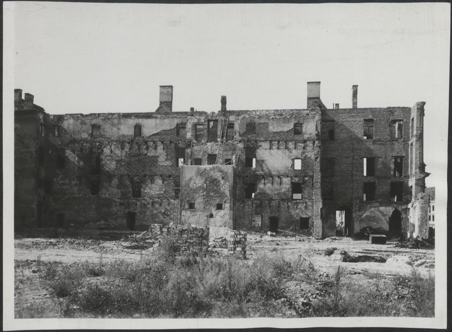 Dokumentacja fotograficzna dot. inwentaryzacji zniszczeń wojennych Teatru Wielkiego (1950)