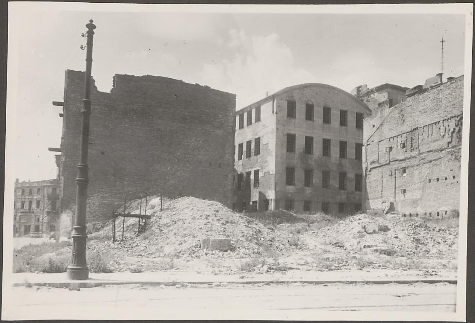 Dokumentacja fotograficzna dot. inwentaryzacji zniszczeń wojennych Teatru Wielkiego (1950)