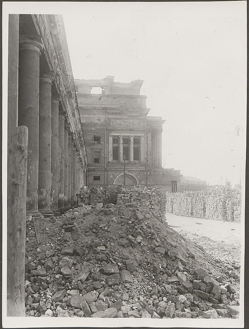 Dokumentacja fotograficzna dot. inwentaryzacji zniszczeń wojennych Teatru Wielkiego (1950)