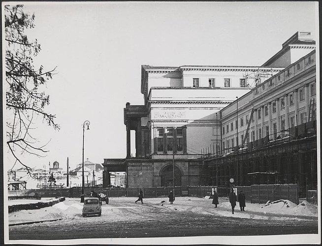 Fotografie z realizacji odbudowy Teatru Wielkiego ze zniszczeń wojennych.