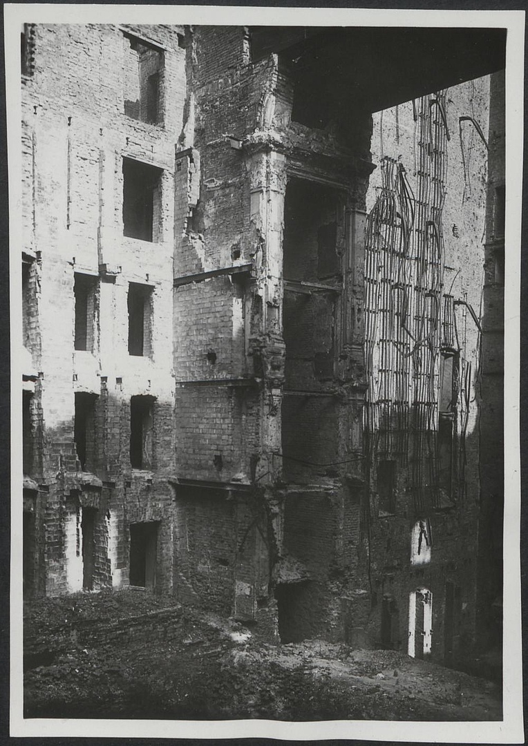 Dokumentacja fotograficzna dot. inwentaryzacji zniszczeń wojennych Teatru Wielkiego (1950)