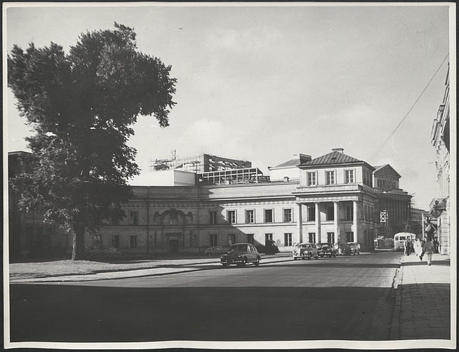 Fotografie z realizacji odbudowy Teatru Wielkiego ze zniszczeń wojennych.