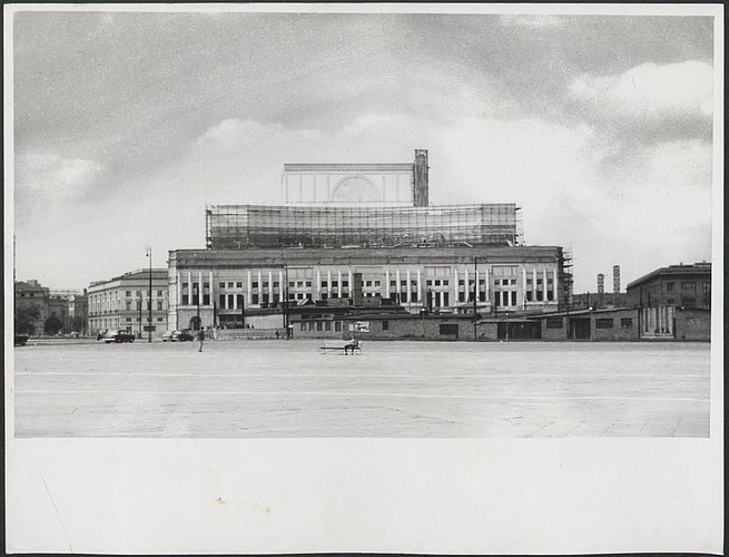 Fotografie z realizacji odbudowy Teatru Wielkiego ze zniszczeń wojennych.