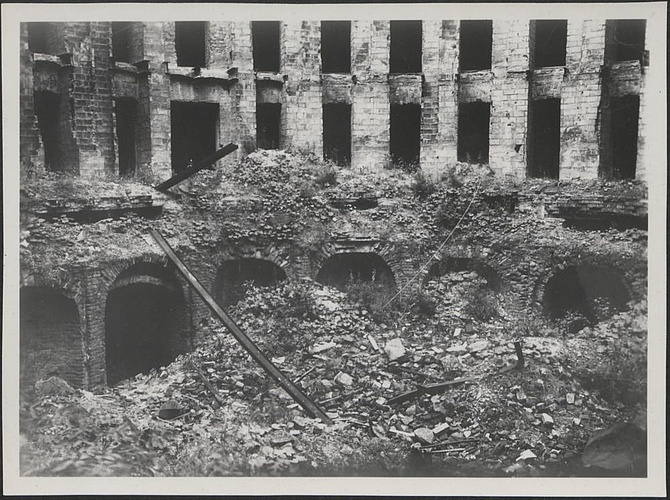 Dokumentacja fotograficzna dot. inwentaryzacji zniszczeń wojennych Teatru Wielkiego (1950)