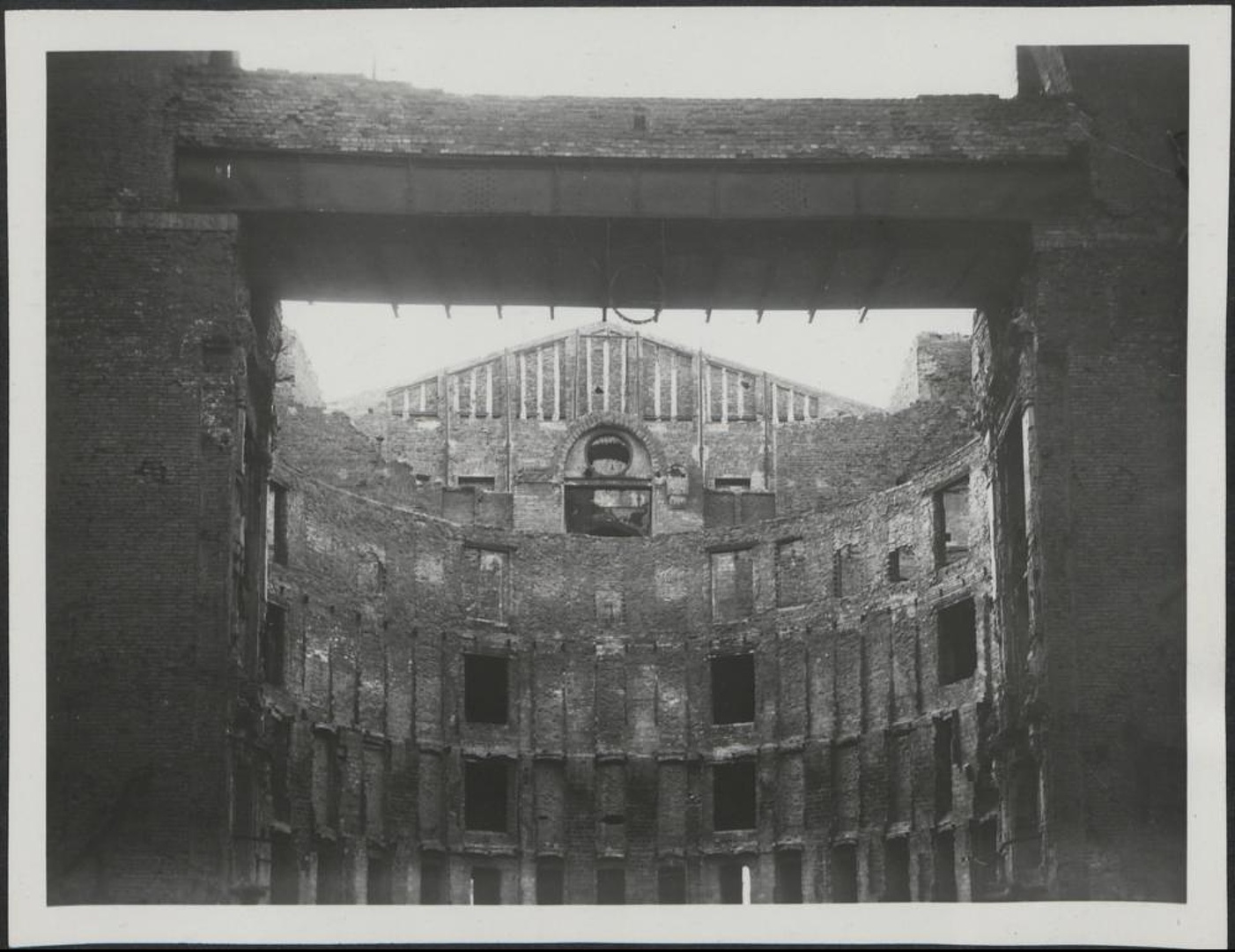 Dokumentacja fotograficzna dot. inwentaryzacji zniszczeń wojennych Teatru Wielkiego (1950)