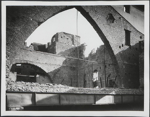 Dokumentacja fotograficzna dot. inwentaryzacji zniszczeń wojennych Teatru Wielkiego (1950)