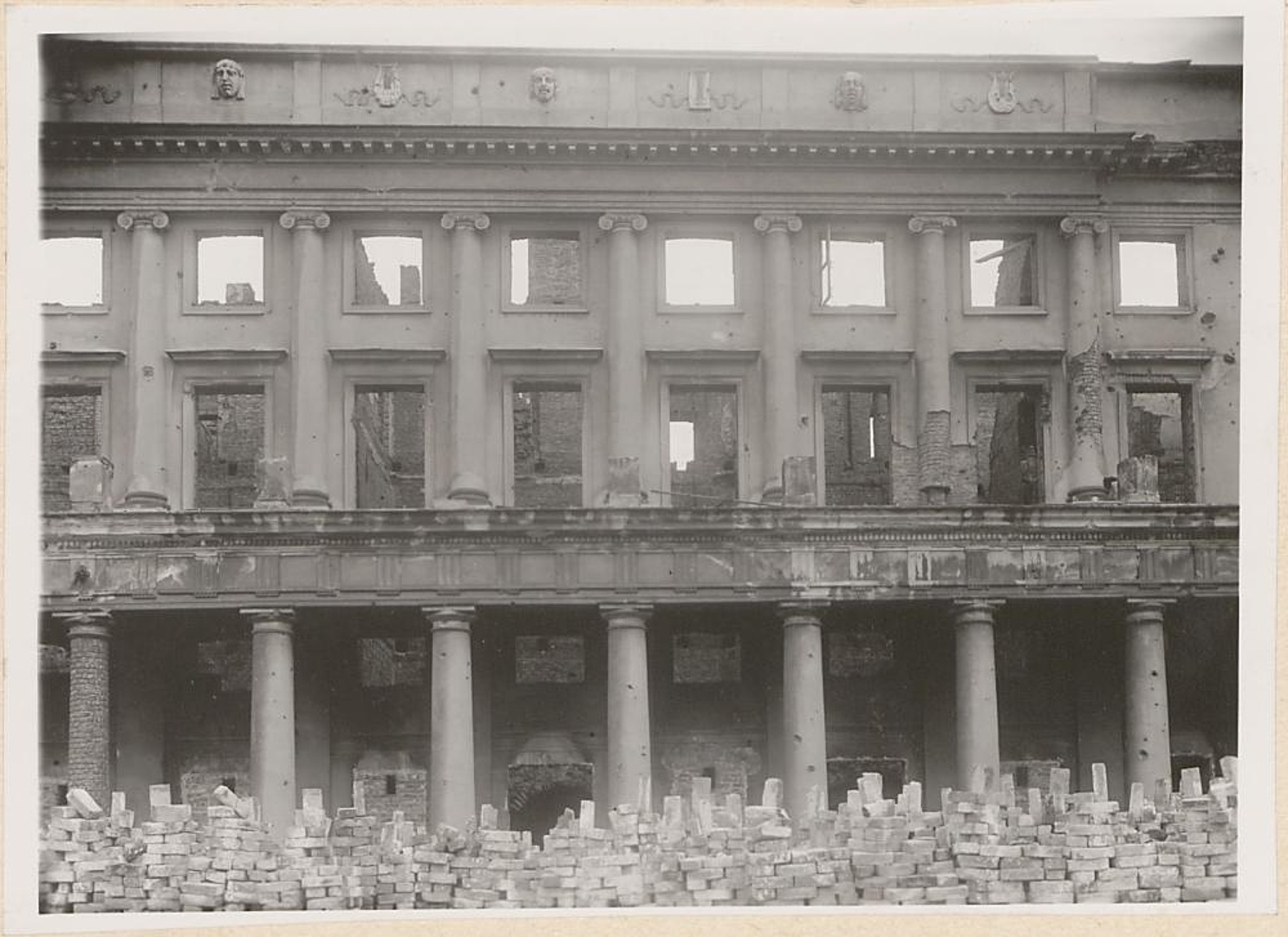 Dokumentacja fotograficzna dot. inwentaryzacji zniszczeń wojennych Teatru Wielkiego (1950)