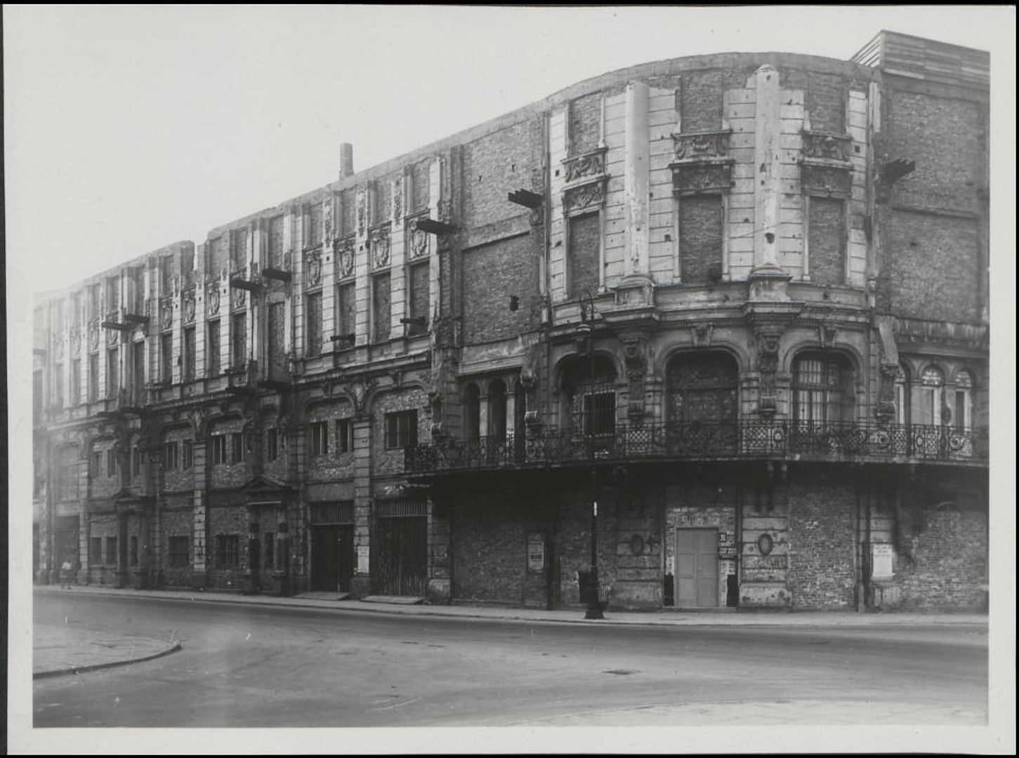 Dokumentacja fotograficzna dot. inwentaryzacji zniszczeń wojennych Teatru Wielkiego (1950)