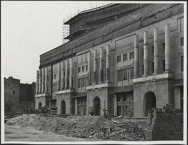 Fotografie z realizacji odbudowy Teatru Wielkiego ze zniszczeń wojennych.