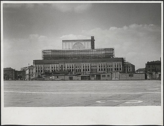 Fotografie z realizacji odbudowy Teatru Wielkiego ze zniszczeń wojennych.