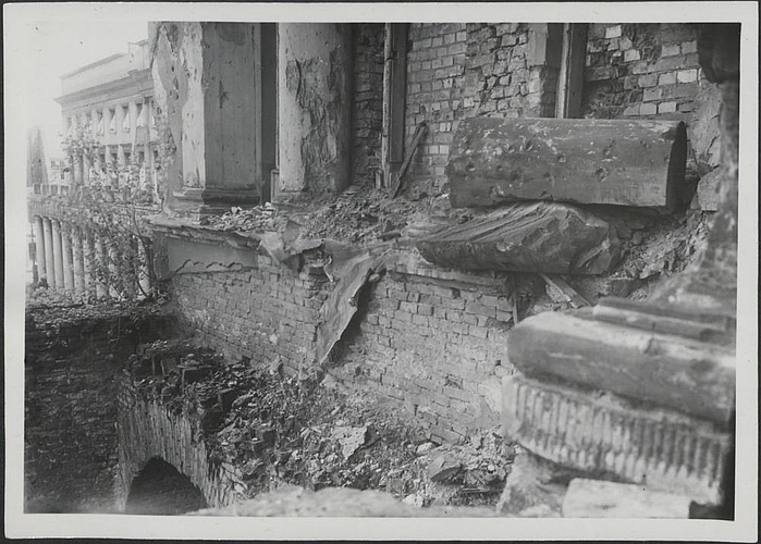 Dokumentacja fotograficzna dot. inwentaryzacji zniszczeń wojennych Teatru Wielkiego (1950)