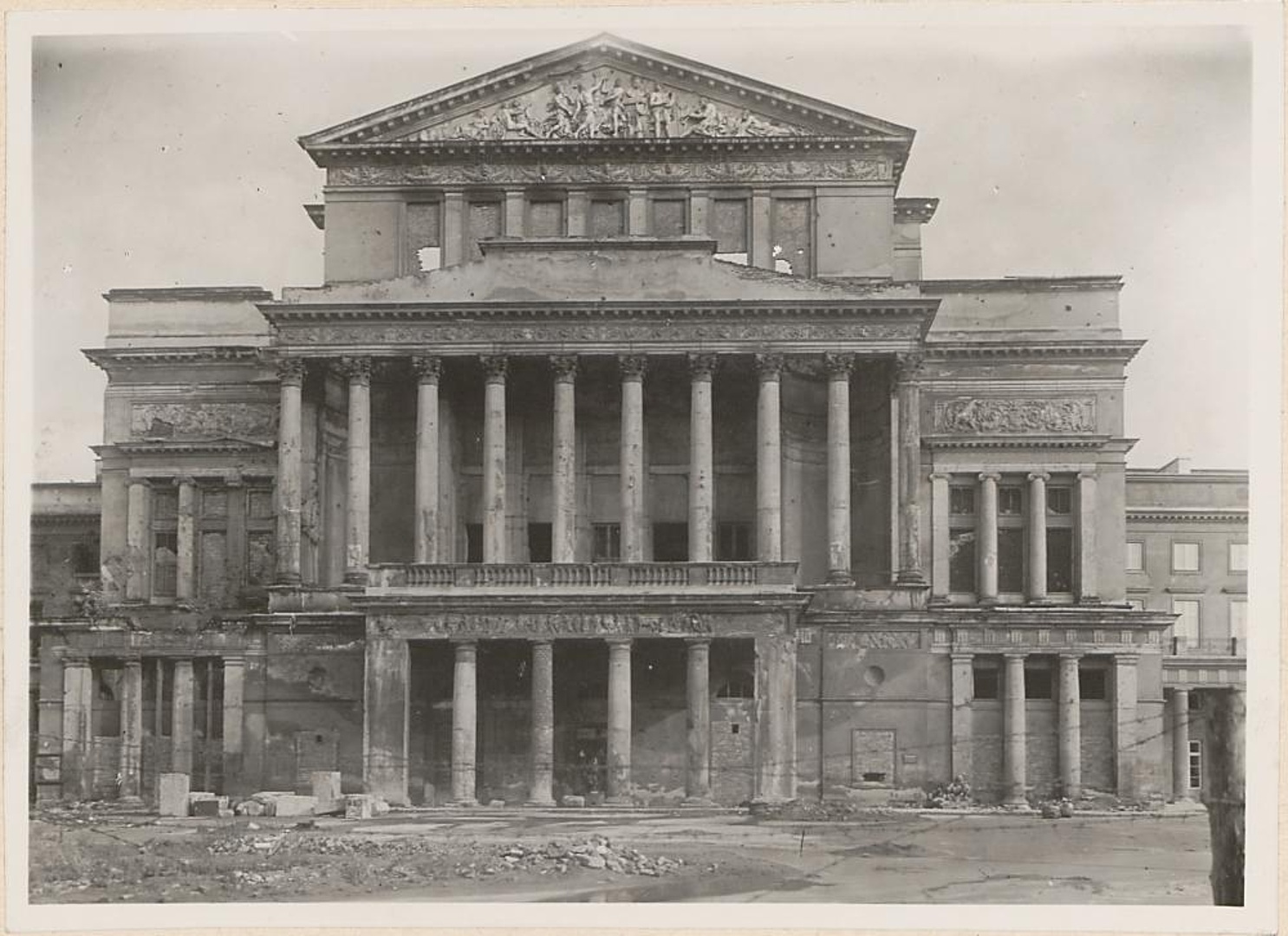 Dokumentacja fotograficzna dot. inwentaryzacji zniszczeń wojennych Teatru Wielkiego (1950)