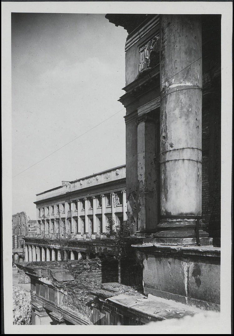 Dokumentacja fotograficzna dot. inwentaryzacji zniszczeń wojennych Teatru Wielkiego (1950)