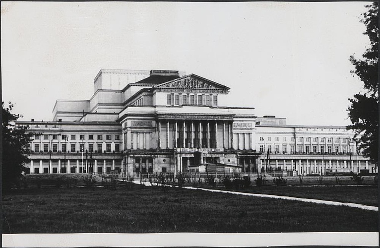 Fotografie z realizacji odbudowy Teatru Wielkiego ze zniszczeń wojennych.